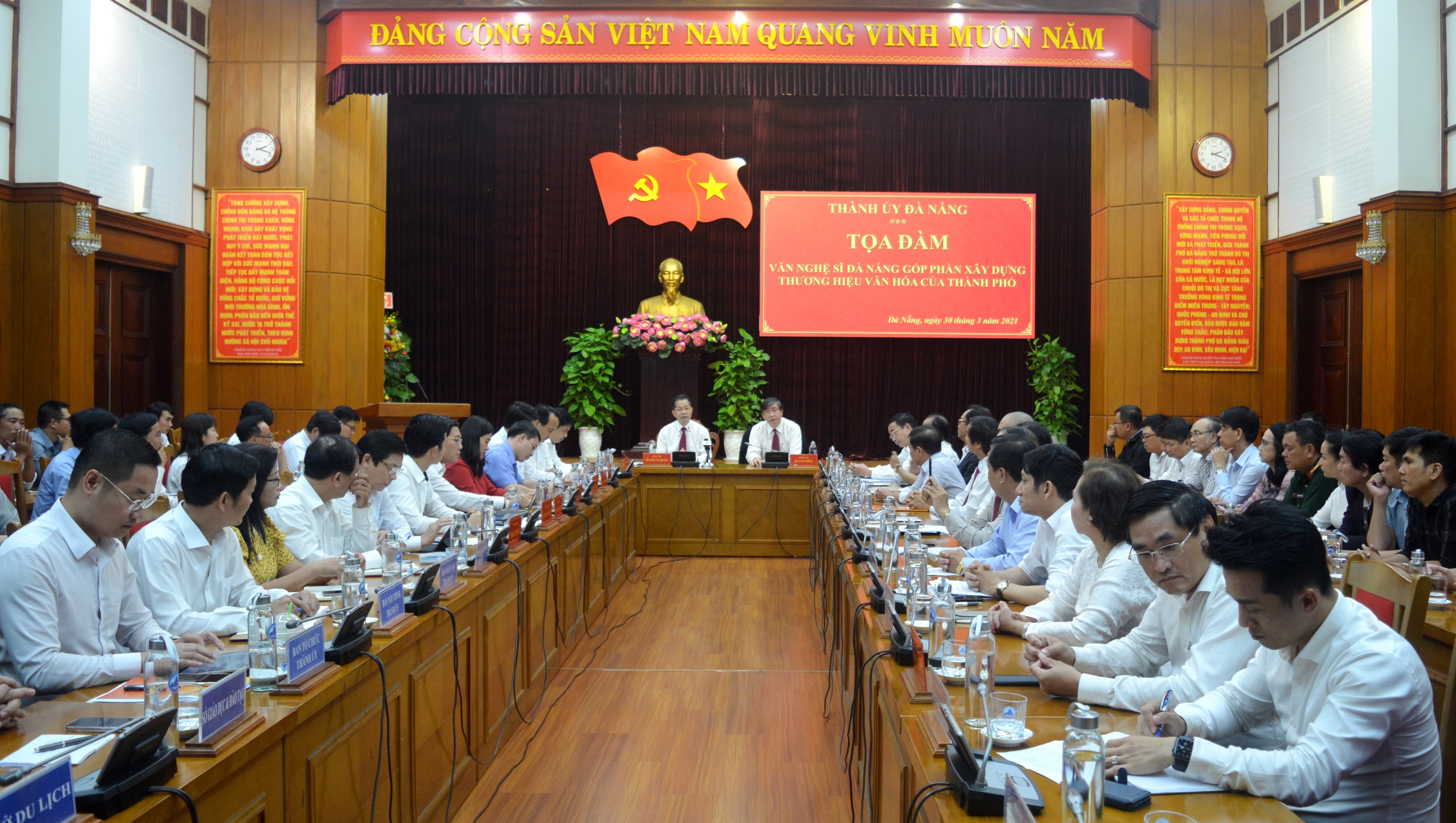 Tọa đàm “Văn nghệ sĩ Đà Nẵng góp phần xây dựng thương hiệu văn hóa của thành phố”